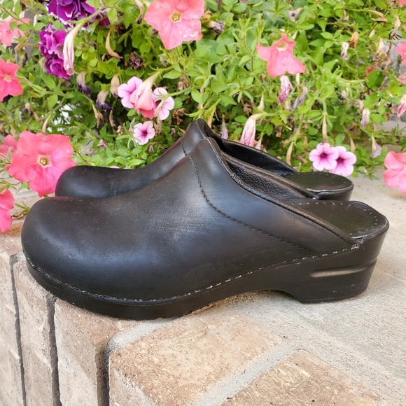dansko black womens shoes